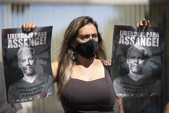 epa09784411 People protest in front of the US Embassy calling for the freedom of Wikileaks founder Julian Assange, in Brasilia, Brazil, 25 February 2022. The protest forms part of the International Da ...