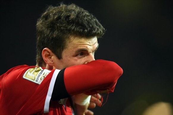 epa05638731 Bayern&#039;s Thomas Mueller reacts after the German Bundesliga soccer match between Borussia Dortmund and Bayern Munich in Dortmund, Germany, 19 November 2016. Dortmund won 1-0. EPA/BERND ...