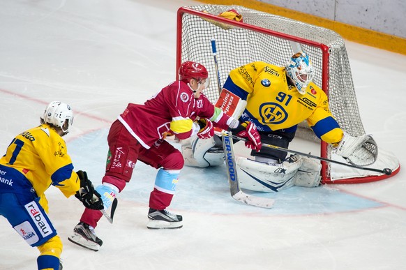 Lausanne&#039;s Harri Pesonen tries to score against Davos&#039;s Goalie Gilles Senn, during a National League A regular season game of the Swiss Championship between Lausanne HC, LHC, and HC Davos, a ...