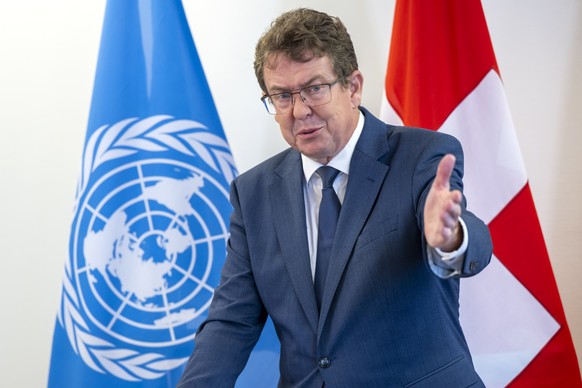 Nachrichten Linkding Switzerland's Transport, Environment, Energy and Communications Minister Federal Councillor Albert Roesti, briefs the media during a press conference, at the Second Part of the Fifth Session of t ...