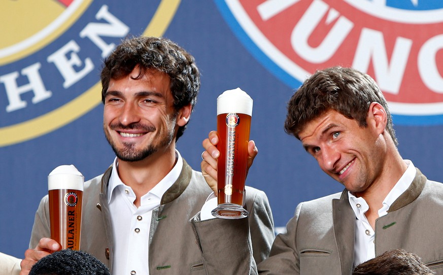 Bayern Munich&#039;s Thomas Mueller (R) and Mats Hummels, wearing traditional attire, toast with beer during a photocall for a sponsor in Munich, Germany September 14, 2016. REUTERS/Michaela Rehle