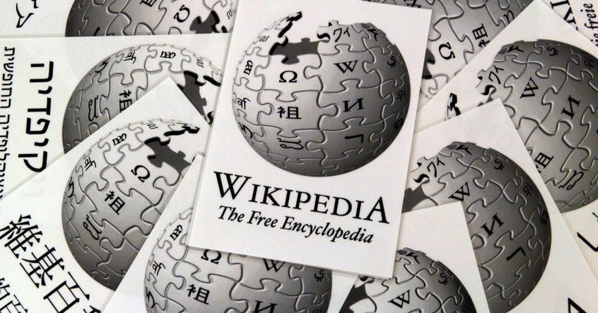 Schriftzug und Logo der freien Internet-Enzyklopädie &quot;Wikipedia&quot; finden sich auf der &quot;First International Wikimedia Conference&quot; in Frankfurt am Main am 05.08.2005 in zahlreichen Sp ...