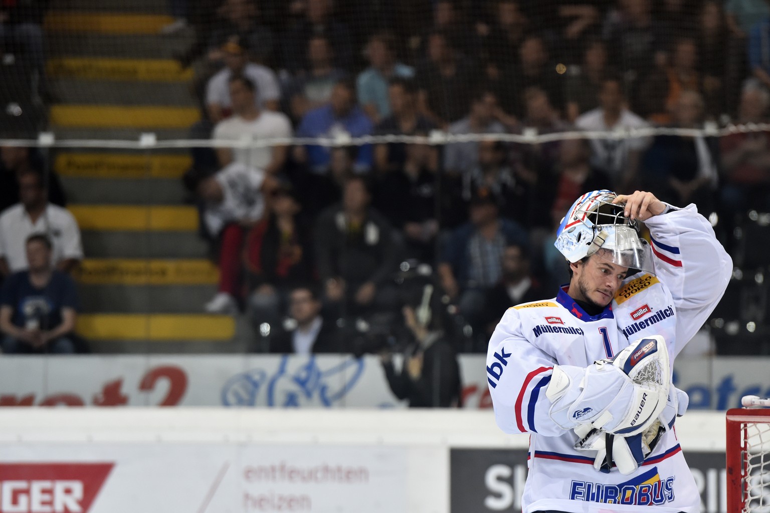 Die Kloten Flyers finden nicht aus der Krise und verlieren auch in Bern – Torhüter Jonas Müller ist konsterniert