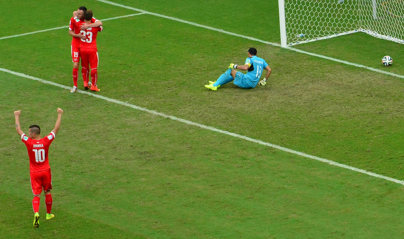 Die Schweiz jubelt, Honduras ist am Boden: Shaqiri feiert mit Drmic und Xhaka über das 3:0, es ist sein Hattrick.