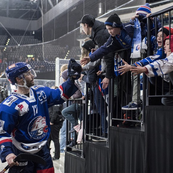 Zuerichs Ryan Shannon freut sich mit den Fans nach dem Sieg beim Eishockeyspiel der Nationalleague A ZSC Lions gegen den HC Fribourg-Gotteron im Hallenstadion in Zuerich, aufgenommen am Freitag, 24. F ...