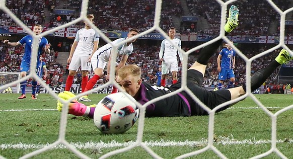 Joe Hart kann dem Ball nur noch nachschauen – er hat ein neues Kapitel im Buch der englischen Flop-Torhüter geschrieben.