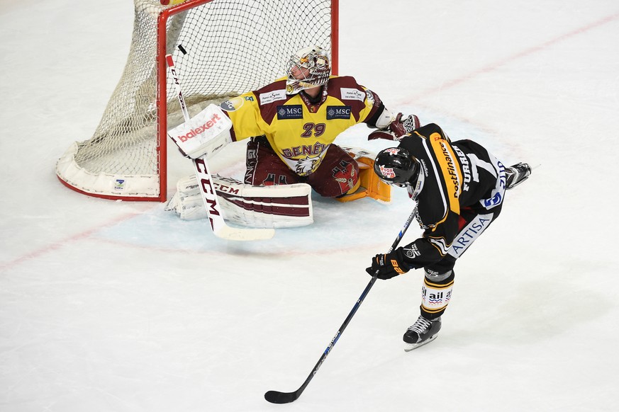 Die Entscheidung: Philippe Furrer bezwingt Robert Mayer und schiesst Lugano ins Playoff-Finale gegen den SC Bern.