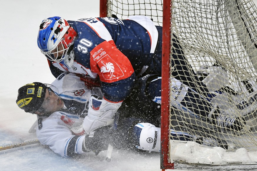 Zurich&#039;s goalkeeper Lukas Flueeler, right, fights with Ingolstadt&#039;s Brandon Buck, left, during the Champions Hockey League Group D hockey match between Switzerland&#039;s ZSC Lions and Germa ...