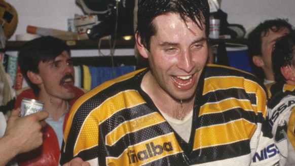 Die HC Lugano-Eishockeyspieler Beat Eggimann, Alfred Luethi, Andy Ton und Bernasconi feiern am 25. Maerz 1987 in der Garderobe im Stadion La Resega nach dem entscheidenden gewonnenen Playoff-Spiel geg ...