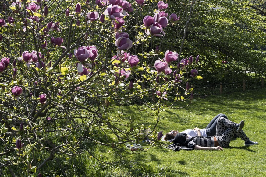 Zwei Frauen geniessen das herrliche Fruehlingswetter auf einer Wiese, aufgenommen am Samstag, 8. April 2017 in Zuerich. (KEYSTONE/Ennio Leanza)

People enjoy the sunny weather and the warm themperat ...