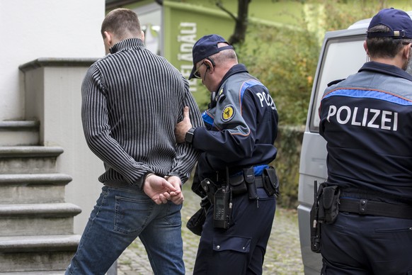 Sasa Sindelic, verurteilter Auftragsschütze, wird von der Polizei zum Rathaus in Altdorf gebracht
