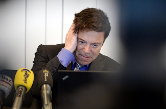 Mörgeli präsentiert an einer Medienkonferenz im «Clouds» im Prime Tower in Zürich am 11. April 2013 vertrauliche Namen einer Expertenkommission.&nbsp;