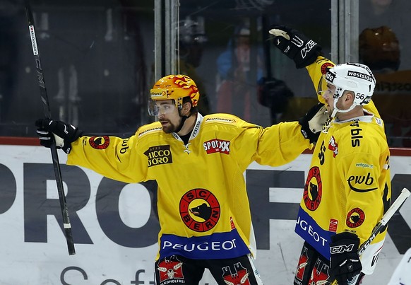 SC Bern Stuermer Mark Arcobello, links, feiert seine Treffer zum 0-1 mit Maxim Noreau waehrend dem Eishockey-Meisterschaftsspiel der National League A zwischen den ZSC Lions und dem SC Bern am Montag, ...