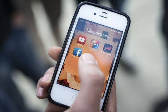 A teenager uses his mobile phone with the apps Facebook, Youtube, Itube and Energy Radio in Zuerich, Switzerland, March 12, 2014. (KEYSTONE/Christian Beutler)

Jugendlicher nutzt sein Mobiltelefon mit ...