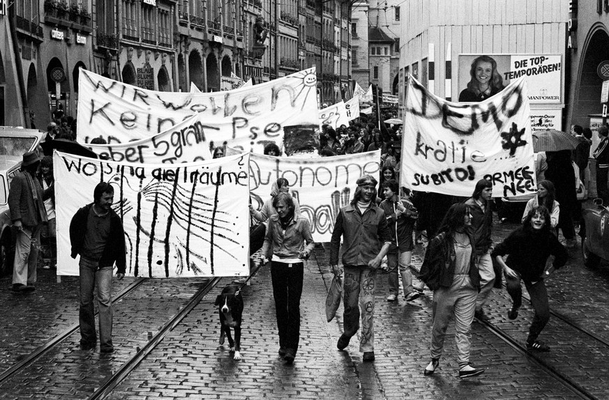 Anti-Spiesser, die vierte:&nbsp;Jugendliche der «Bewegung der Unzufriedenen» demonstrieren am 17. August 1980 in der Innenstadt von Bern für mehr Freiräume. Beim Rathaus überreichen sie eine Petition  ...