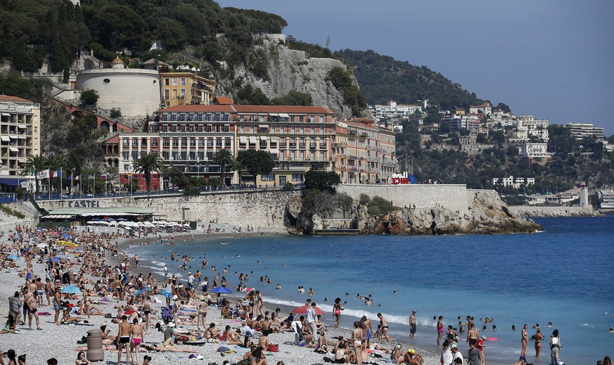 epa06052829 People enjoy the sun and the sea on a beach in Nice, southern France, 27 June 2017. Temperatures reached up to 29 Celcius degrees in Nice. EPA/SEBASTIEN NOGIER