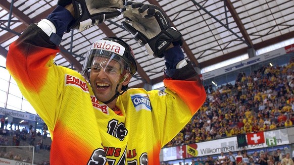 Der langjaehrige SCB-Verteidiger Sven Leuenberger verabschiedet sich am Sonntag, 7. September 2003 in der Bern-Arena (Allmendstadion) , beim Abschiedsspiel All Stars gegen den SC Bern von seinen Fans. ...