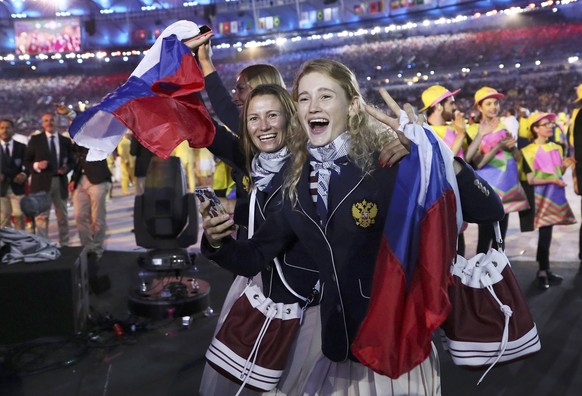 2016 Rio Olympics - Opening ceremony - Maracana - Rio de Janeiro, Brazil - 05/08/2016. Russia arrive in the stadium for the opening ceremony. REUTERS/Stefan Wermuth FOR EDITORIAL USE ONLY. NOT FOR SAL ...