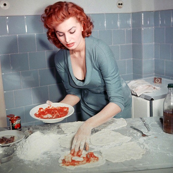 sophia loren kochen pizza tomaten napoli neapel italienisch essen http://moviemorlocks.com/2015/04/16/cooking-with-sophia-loren/