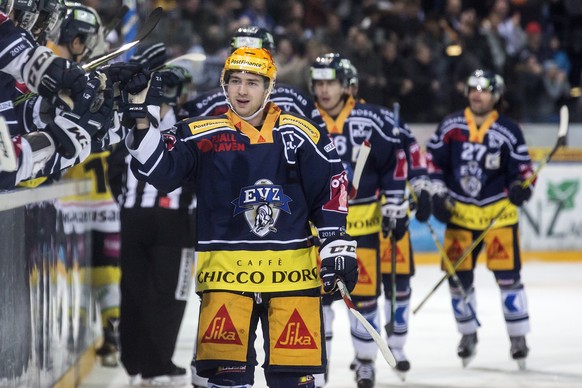 Zugs Lino Martschini jubelt nach dem ersten Tor waehrend dem Eishockey-Meisterschaftsspiel der National League A zwischen dem EV Zug und dem SC Bern am Samstag, 21. Januar 2017, in der Bossard Arena i ...