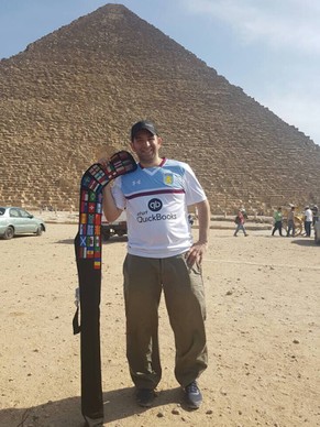 Der Goalie mit seiner Schlägertasche, auf der er die Flaggen jener Länder angebracht hat, in denen er schon überall gespielt hat.