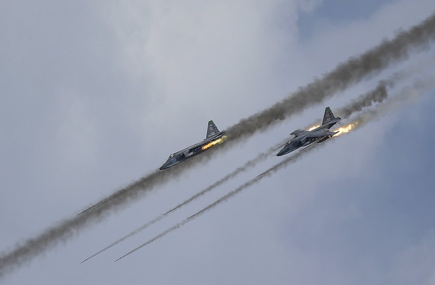 Russische Suchoi-Jets an einer Militärshow in Russland im August 2015.&nbsp;Unbestätigten Berichten zufolge wurde ein moderner Typ des Flugzeugs Suchoi 34 über Syrien gesichtet.