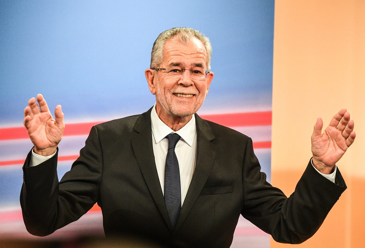 epa05659942 Austrian presidential candidate and former head of the Austrian Green Party, Alexander Van der Bellen gestures at a TV interview at the Hofburg palace after polls closed in the re-run of t ...