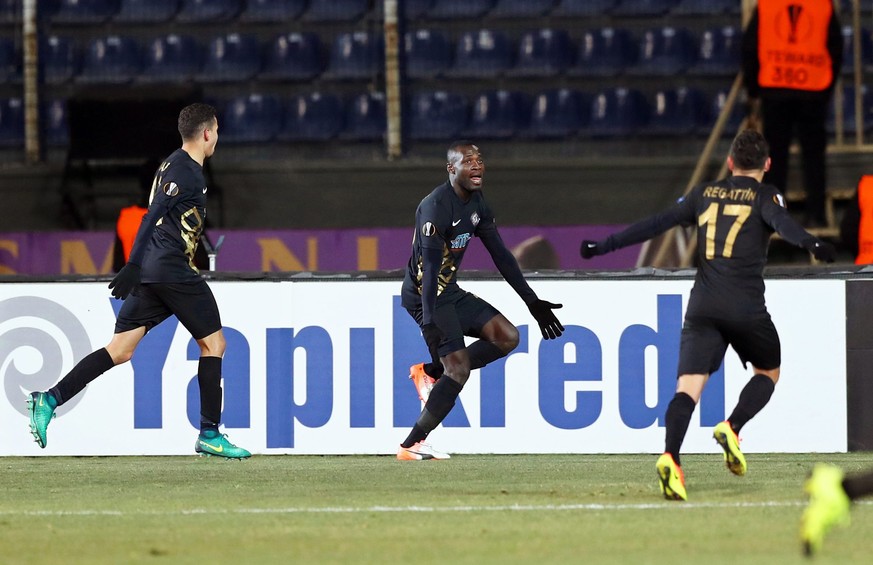 epa05666112 Osmanlispor&#039;s Dzon Delarge (C) celebrates with his teammates after scoring the 1-0 lead during the UEFA Europa League group L soccer match between Osmanlispor and FC Zurich in Ankara, ...