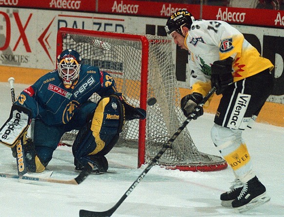 Yuri Kmylev (r) von Fribourg versucht den Puck ins Tor von Nando Wieser (l) zu setzen, am Samstag, 10. Januar 1998, in Fribourg. (KEYSTONE/Edi Engeler)