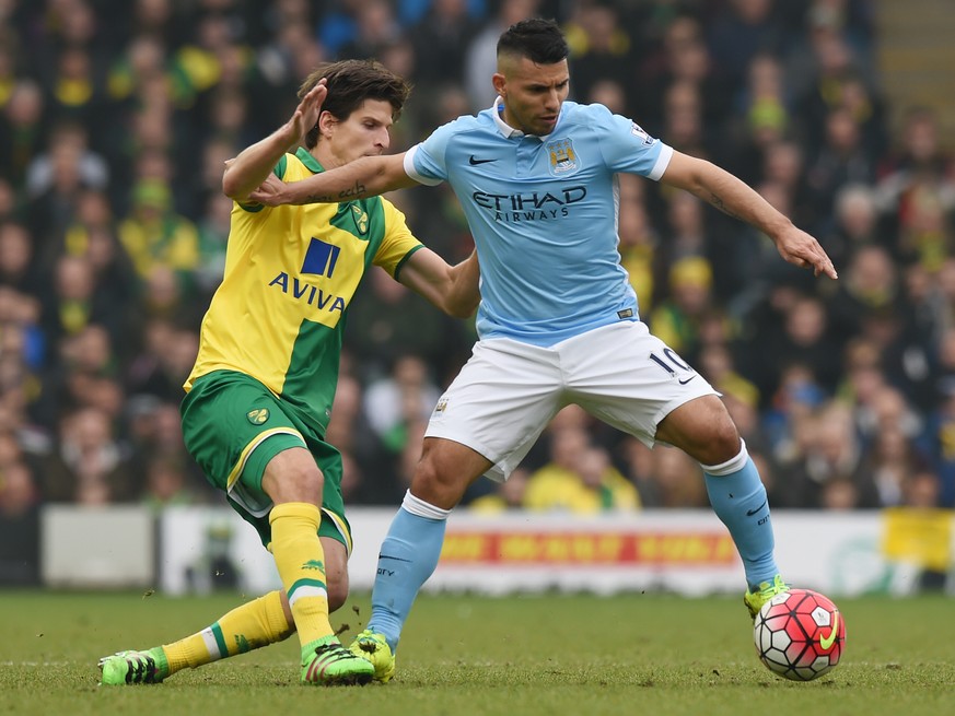 Timm Klose wehrt sich wacker gegen ManCity-Superstar Sergio Agüero.