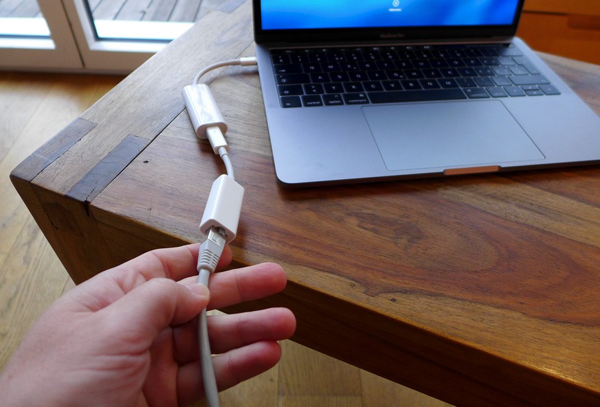 Anmerkung: Um das Netzwerkkabel einzustöpseln, benötige ich zusätzlich einen Thunderbolt-auf-Gigabit-Ethernet-Adapter (der kostet im Apple Store derzeit 32 Franken).