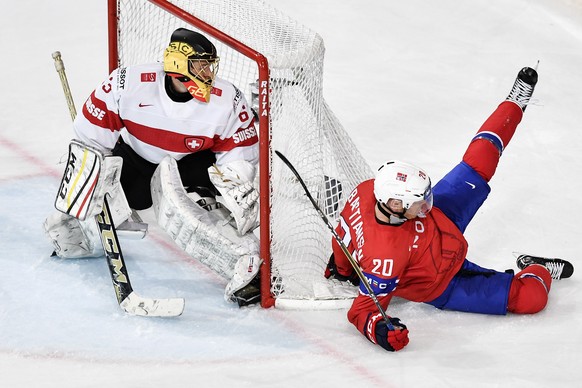 Switzerland’s goaltender Leonardo Genoni, left, in action with Norway’s Martin Roymark during their Ice Hockey World Championship group B preliminary round match between Switzerland and Norway in Pari ...