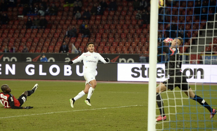 Sekundenbruchteile später klatscht der Ball (ganz oben, rechts neben dem Pfosten) nach Francisco Rodriguez' Schuss an die Latte, gleich danach ist die Partie vorbei.