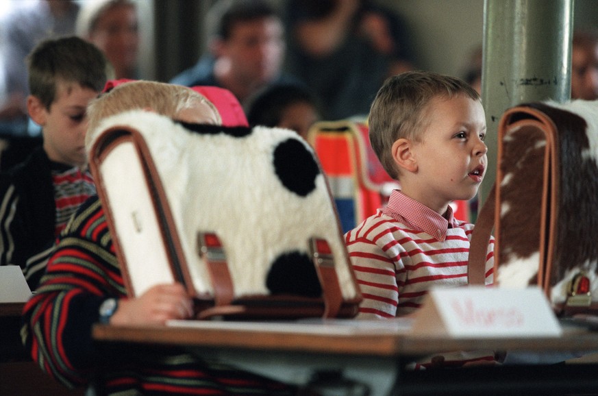 Marco (Links) versteckt sich sicherheitshalber hinter dem Schulranzen, Lowis (rechts) wartet vorerst mal ab: Schulanfang im Kanton Zuerich, photographiert im Zuercher Scherrschulhaus, Montag, 23. Augu ...