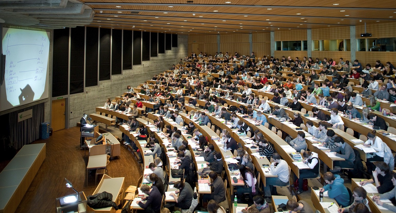 Was fällt auf diesem Bild auf? Genau, keine Laptops. Es sind offensichtlich Ethnologie-Studenten.