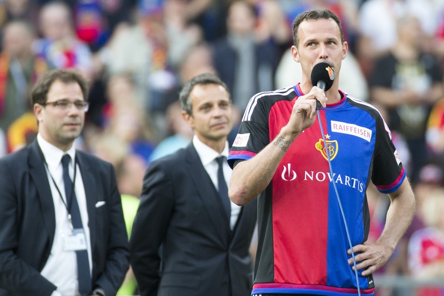 Marco Streller bedankt sich bei den Fans im st. Jakob-Park für eine emotionale Abschiedsparty.