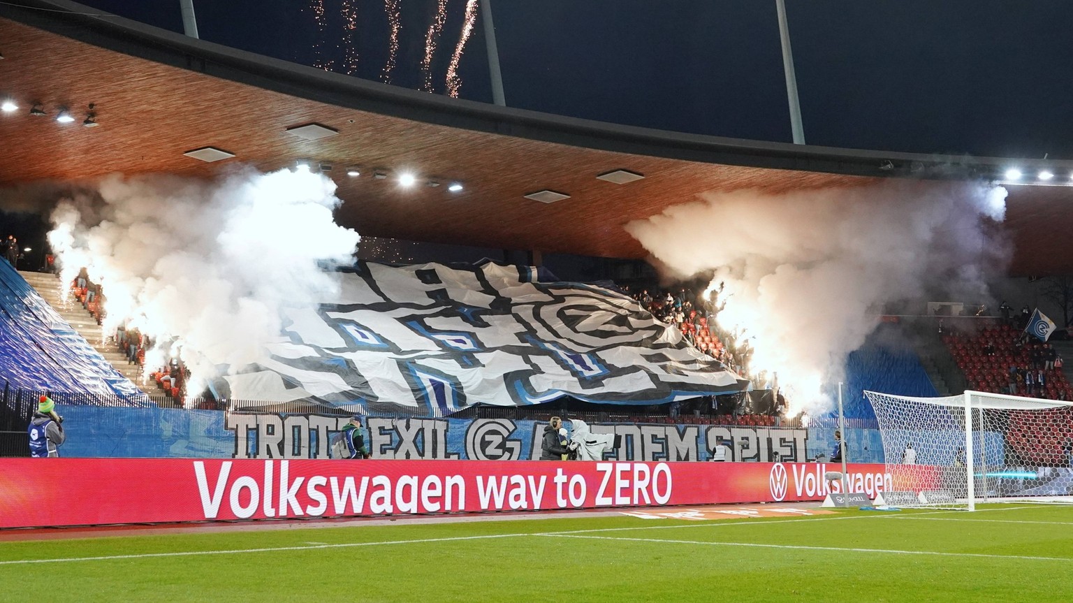 Nachrichten Linkding Foto Manuel Geisser 04.02,2023 Stadion Letzigrund Fussball Saison 2022/2023 Herren Super League Grasshopper Club Zuerich - FC Basel1:0 Bild: Pyrotechnische Darbietung der GC Fans Fangruppe Aktion ***  ...