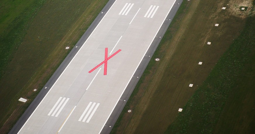 ZUM 10. JAHRESTAG DES BAUBEGINNS DES FLUGHAFENS BERLIN BRANDENBURG AM 5.SEPTEMBER 2016 STELLEN WIR IHNEN FOLGENDES BILDMATERIAL ZUR VERFUEGUNG: - epa03283655 A red cross marks a runway of the future B ...