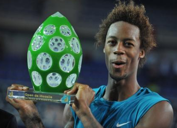 Bei jedem Anderen würde es schrecklich aussehen. Beim französischen Tennis-Crack Gael Monfils passt der Pokal wie die Faust aufs Auge. Pokal: ATP-Turnier in Metz.