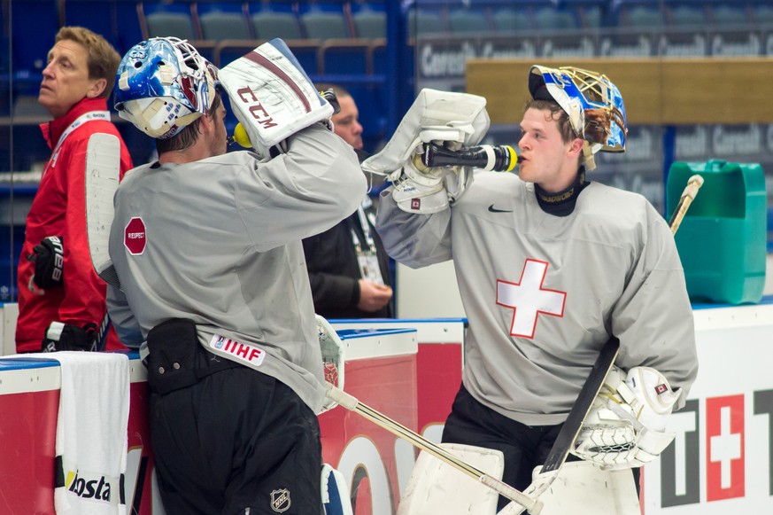 Reto Berra (l.) steht im Tor. Leonardo Genoni (r.) muss trotz besten Werten das Törchen auf und zu machen.&nbsp;