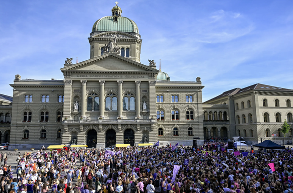 Rund 5000 Menschen demonstrierten am Dienstagabend auf dem Bundesplatz.