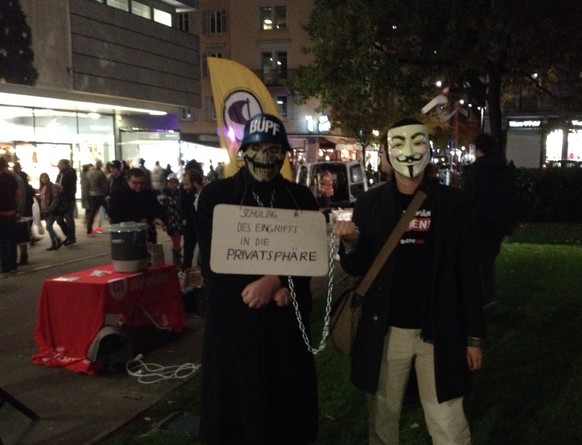 Das personifizierte Büpf ist laut Schild «schuldig des Eingriffs in die Privatsphäre».