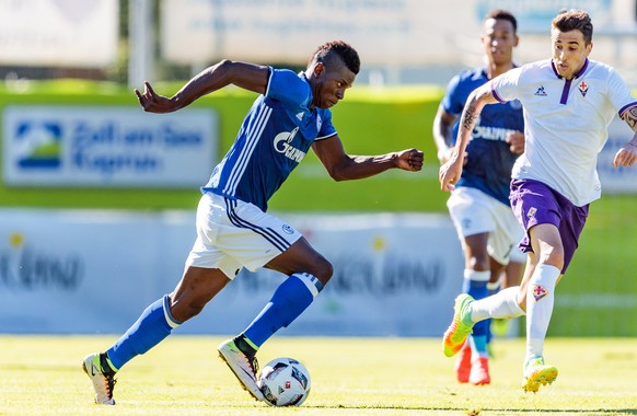 07.08.2016; Zell am See; Fussball Testspiel - Schalke 04 - ACF Fiorentina; 
Breel Embolo (FC Schalke 04), Matias Vecino (ACF Fiorentina) (Juergen Feichter/Expa/freshfocus)