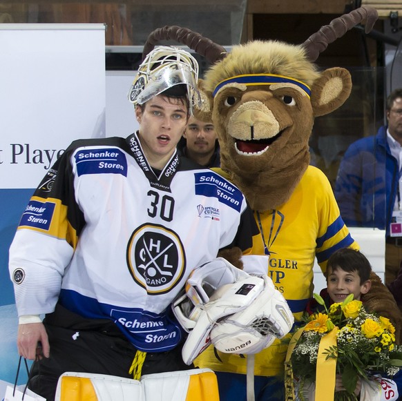 Im Halbfinal zu Luganos bestem Spieler gekürt: Goalie Merzlikins mit Maskottchen Hitsch.