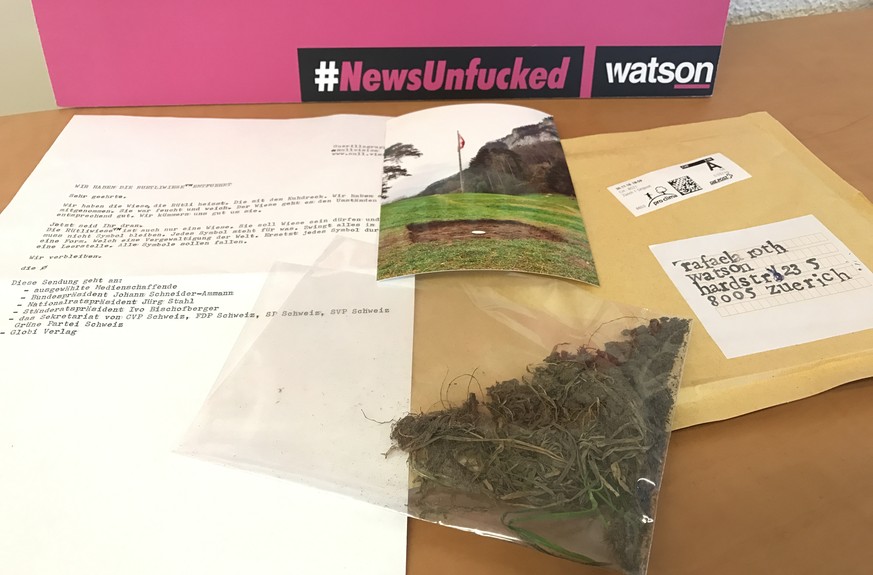 Wundersame Post heute Morgen auf der watson-Redaktion: Ein anonymer Brief mit dem Titel «Wir haben die Rütliwiese entführt», dazu ein Foto und ein Stück Wiese. &nbsp;