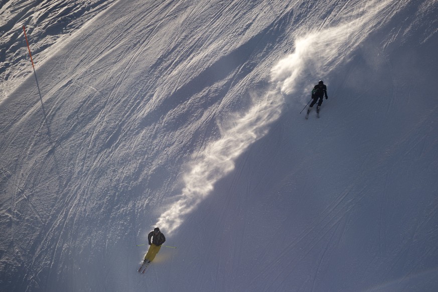 Zahlreiche Schweizer Schneesportler kehren den eigenen Skigebieten den Rücken und geben ihr Geld in Österreich aus.