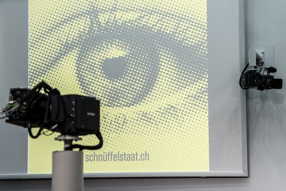 Ein linkes &quot;Buendnis gegen den Schnueffelstaat&quot; startet mit einer Medienkonferenz und digitaler Projektion das Referendum gegen das soeben vom Parlament verabschiedete Nachrichtendienstgeset ...