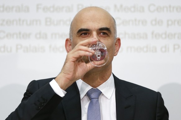 Bundesrat Alain Berset spricht waehrend einer Medienkonferenz zur Volksinitiative &quot;Fuer gesunde sowie umweltfreundlich und fair hergestellte Lebensmittel (Fair-Food-Initiative)&quot;, am Mittwoch ...