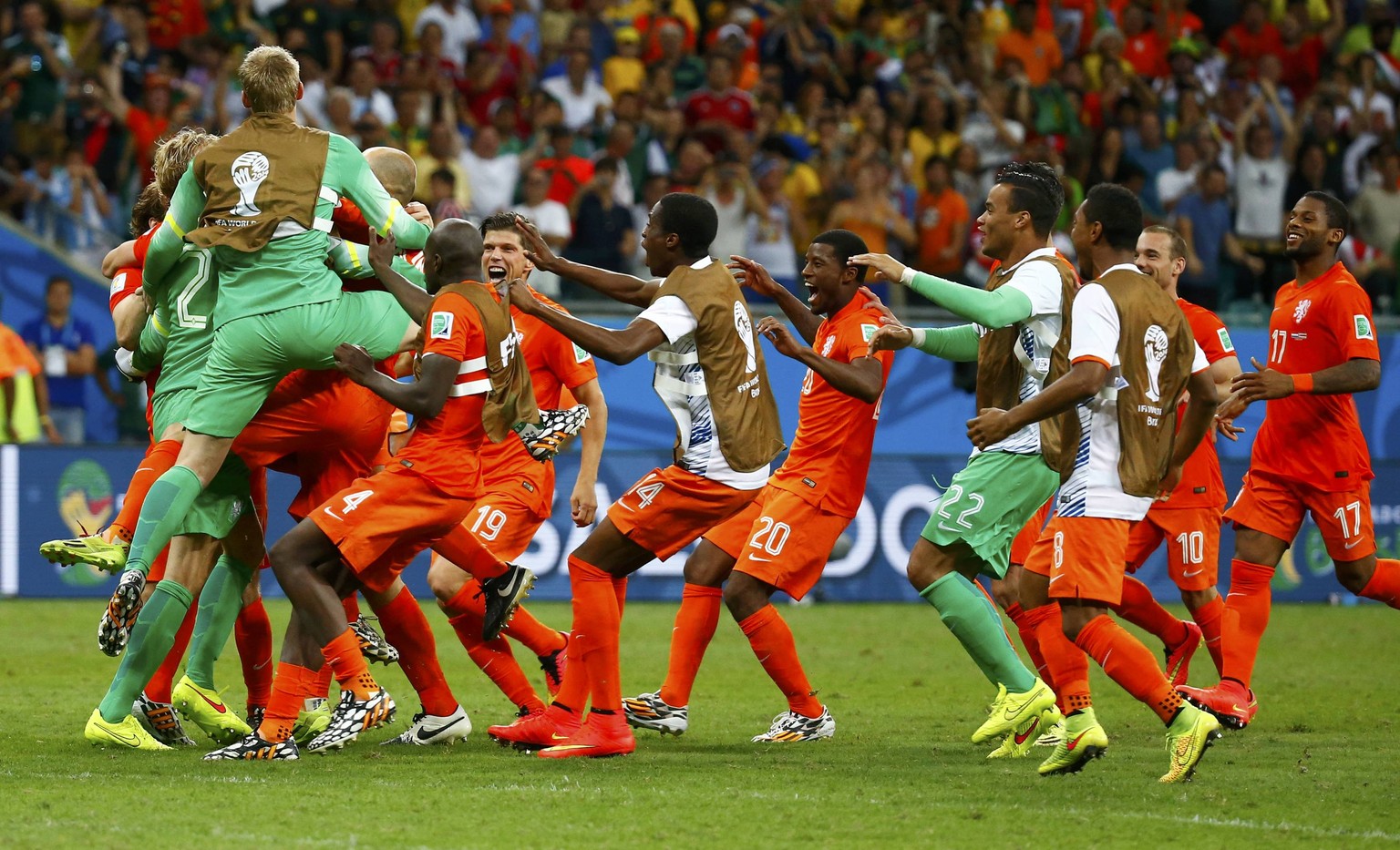 Die Elftal stürzt sich auf Elfmeter-Helden Krul .