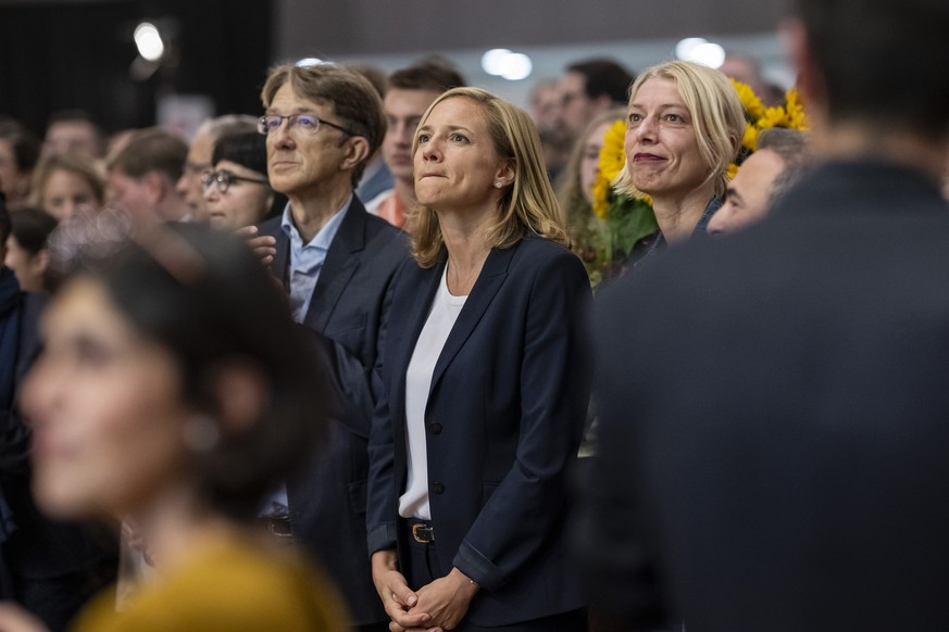 Nachrichten Linkding Regierungsraetin Esther Keller, GLP, Mitte, nimmt zur Kenntnis, die Wiederwahl im ersten Wahlgang verpasst zu haben, neben ihren ParteikollegInnen Grossrat Serge Meyer, links, und Grossraetin Claudia  ...
